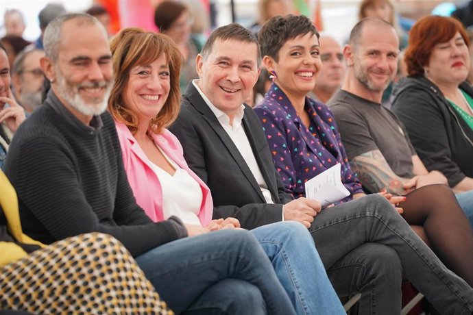 El coordinador general de EH Bildu, Arnaldo Otegi, junto a Eva López de Arroyabe  Rocío Vitero, en Vitoria-Gasteiz