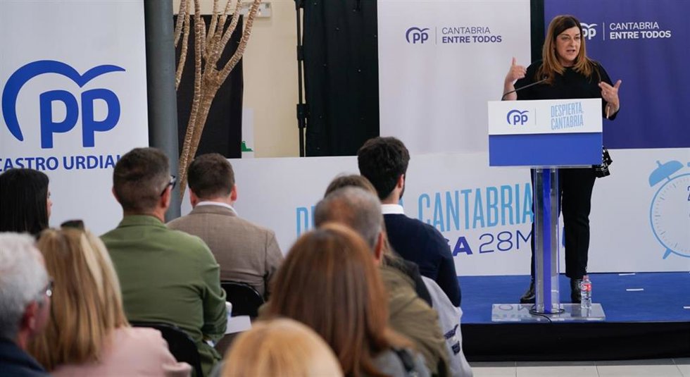 La presidenta del PP de Cantabria y candidata autonómica, María José Saénz de Buruaga, en Castro Urdiales.