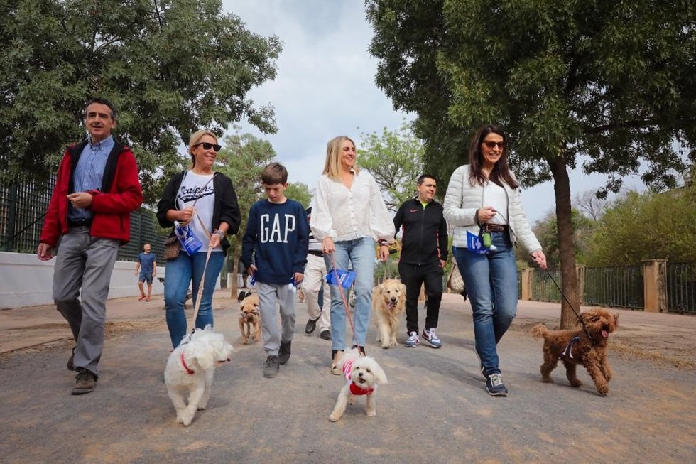 Carazo junto a varias personas con mascotas en uno de los parques de la ciudad.