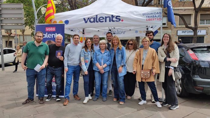 La candidata de Valents a la alcaldía de Barcelona, Eva Parera, junto a otros miembros del partido en una rueda de prensa para presentar sus políticas para jóvenes.