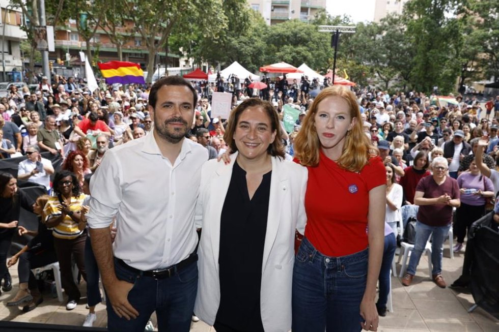 El ministro de Consumo y coordinador federal de Izquierda Unida, Alberto Garzón; la alcaldesa y candidata de BComú a la reelección, Ada Colau, y la secretaria de Organización de Podemos y secretaria de Estado para la Agenda 2030, Lilith Vestrynge