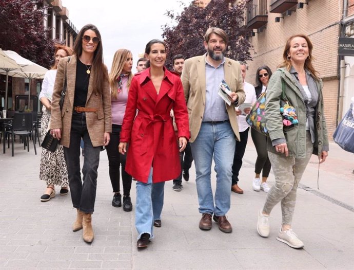 Rocío Monasterio visita Alcalá de Henares en el décimo día de campaña para el 28M