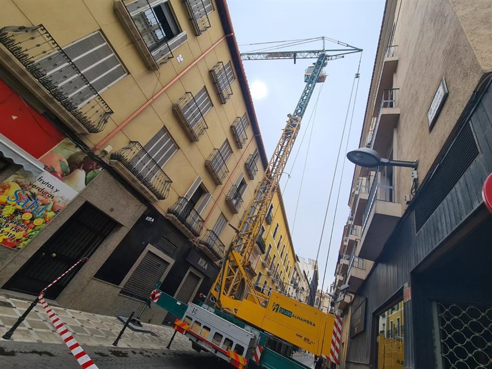 Montaje de una enorme grúa para los trabajos de eficiencia energética en el Mercado de San Francisco.