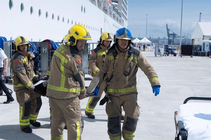 Cuerpos de emergencias catalanes realizan un simulacro de incendio en un crucero este domingo en el Puerto de Tarragona
