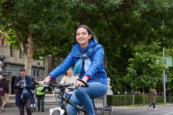 La candidata del PSOE a la Alcaldía de Madrid, Reyes Maroto, va en bicicleta durante una bicifestación en Cibeles.
