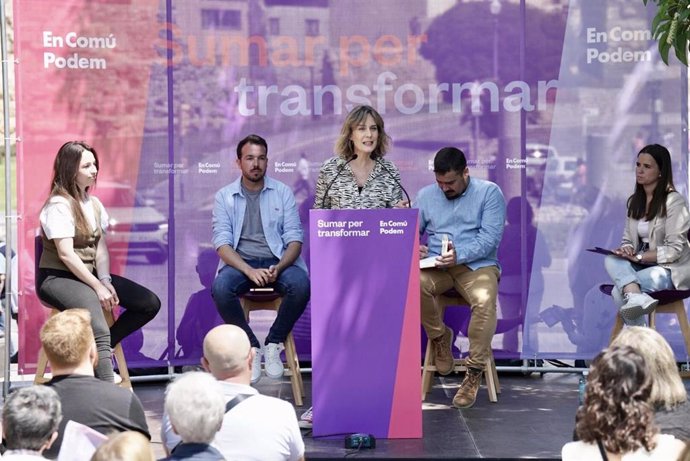 La líder de los comuns, Jéssica Albiach, junto al candidato de los comuns a la alcaldía de Tarragona, Jordi Collado, en un acto en la ciudad.