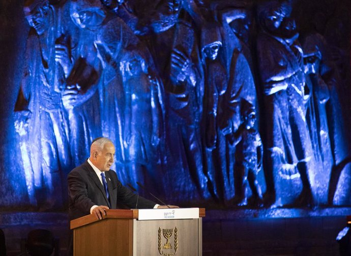 Archivo - JERUSALEM, April 18, 2023  -- Israeli Prime Minister Benjamin Netanyahu speaks at the opening ceremony of Holocaust Remembrance Day in Yad Vashem, Israel's official Holocaust memorial, in Jerusalem on April 17, 2023. Israel's national annual H