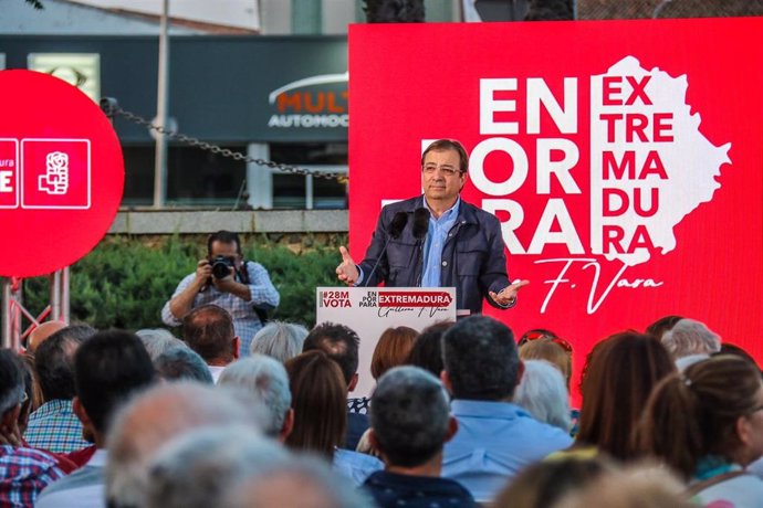 El secretario general del PSOE de Extremadura y candidato a la reelección a la Presidencia de la Junta, Guillermo Fernández Vara, participa en un acto de campaña en Mérida.