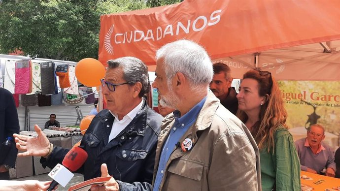 El alcaldable de Cs en L'Hospitalet (Barcelona), Miguel García, y el líder de Cs en Catalunya, Carlos Carrizosa.