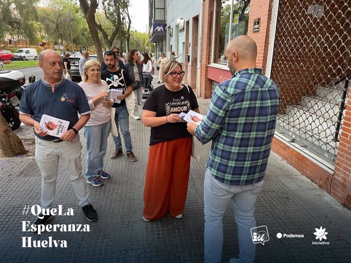 La Candidata de La Izquierda de Huelva a la alcaldía (Izquierda Unida, Podemos, Iniciativa del Pueblo Andaluz), Monica Rossi, en la barriada de El Matadero