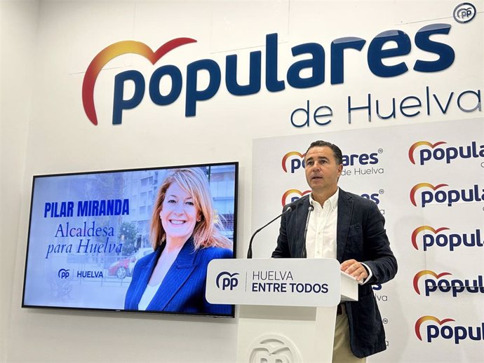 Felipe Arias, candidato número dos del PP de Huelva, atiende a los medios en rueda de prensa.