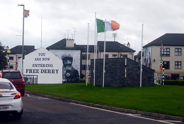 Archivo - Mural y bandera irlandesa en Derry, Irlanda del Norte