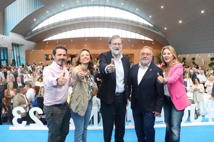 La presidenta provincial del PP, Patricia Navarro, en un acto junto al expresidente del PP Mariano Rajoy; la presidenta del Comité Electoral del PP de Málaga, Carolina España y el candidato y alcalde de Alhaurín de la Torre Joaquín Villanova.