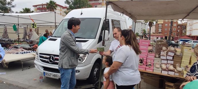 El candidato de Vox a la Alcaldía de Huelva, Wenceslao Font, en el mercadillo