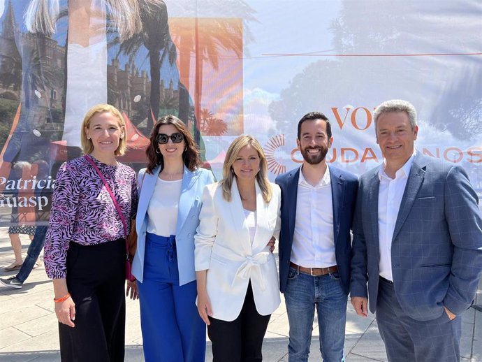 El candidato de Ciudadanos (CS) a la presidencia del Consell de Ibiza, Javier Torres, arropa a la portavoz nacional y candidata a la presidencia del Govern, Patricia Guasp, en el acto central de la campaña de CS en Baleares