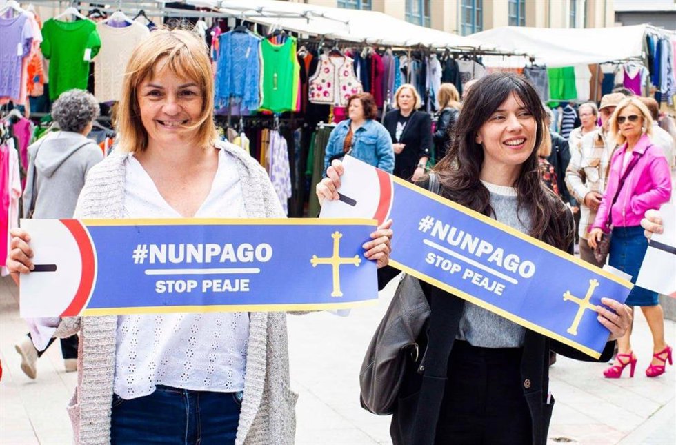 La candidata de Podemos a la Presidencia del Principado, Covadonga Tomé, y la número 3 de la candidatura, Laura Tuero, en Mieres