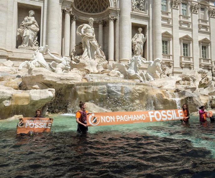 Activistas ecologistas de Last Generation tiñen de negro la Fontana di Trevi de Roma