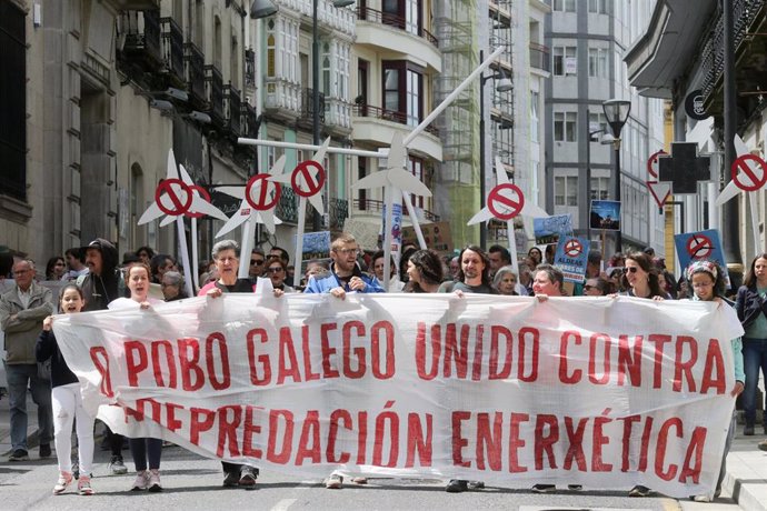 Varias personas marchan en una manifestación anti eólicos desde  la Torre da Mosquera   a 21 de mayo de 2023, en Lugo