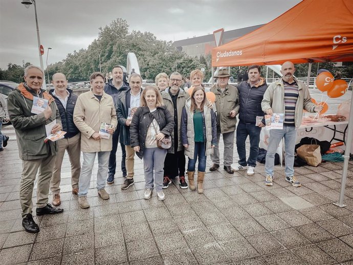 El candidato de Ciudadanos a la Presidencia del Principado, Manuel Iñarra, y otros miembros del proyecto de la formación naranja para las elecciones del 28 de mayo
