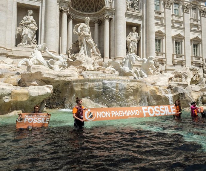 Activistes ecologistes de Last Generation tenyeixen de negre la Fontana vaig donar Trevi de Roma
