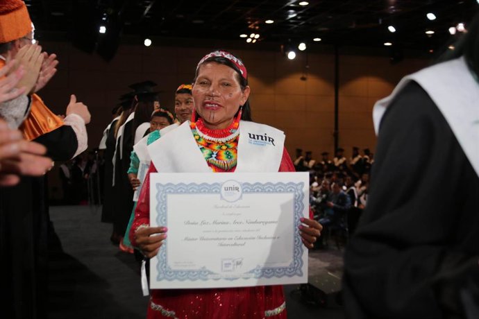 Diecisiete Estudiantes Indígenas Recogieron Sus Diplomas De UNIR Y Mostraron, En Maquillajes Y Vestimentas, Rasgos Típicos Distintivos De Su Comunidad