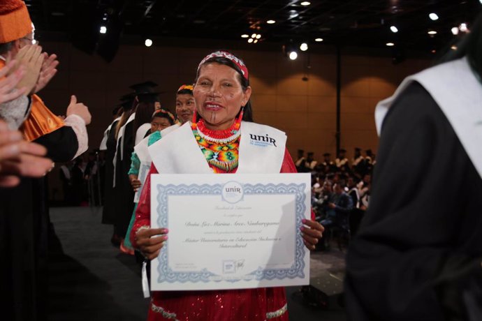 Diecisiete estudiantes indígenas recogieron sus diplomas de UNIR y mostraron, en maquillajes y vestimentas, rasgos típicos distintivos de su comunidad