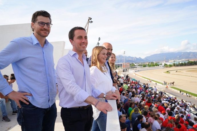 El candidato del PP al Consell de Mallorca, Lloren Galmés, en el Gran Premio Nacional de Trote