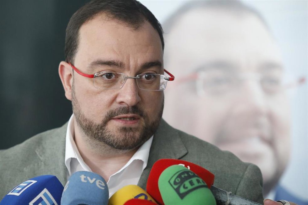 El presidente del Principado de Asturias, Adrián Barbón, atiende a medios a su llegada a una reunión con jóvenes investigadores en el Hotel Eurostar de La Reconquista, a 18 de mayo de 2023, en Oviedo, Asturias (España). Morant ha querido apoyar con su p