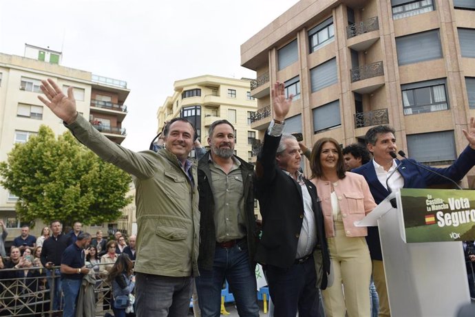 El líder de Vox, Santiago Abascal, en un acto electoral en Albacete junto al candidato a la Alcaldía, José Toquero, y el 'número uno' a la Junta, David Moreno