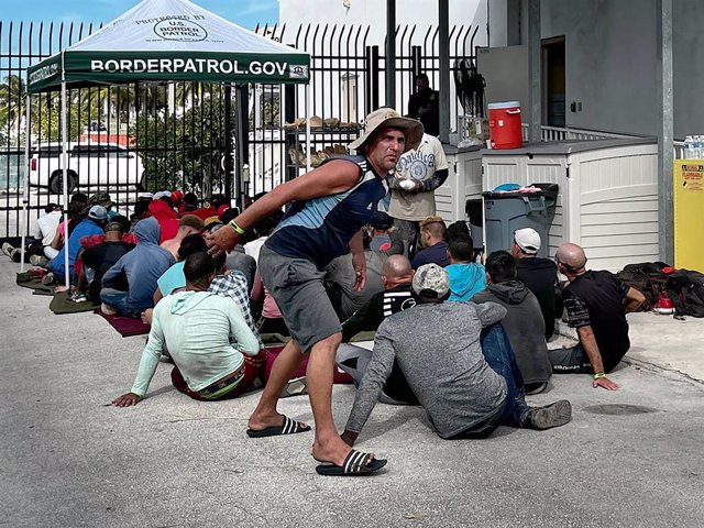 Archivo - January 6, 2023: Cuban migrants sit on the floor while waiting to be processed. On Wednesday, Dec. 4, 2023, about 40 men, women and some small children entered the next stage in their migration from Cuba to the United States Wednesday when they 