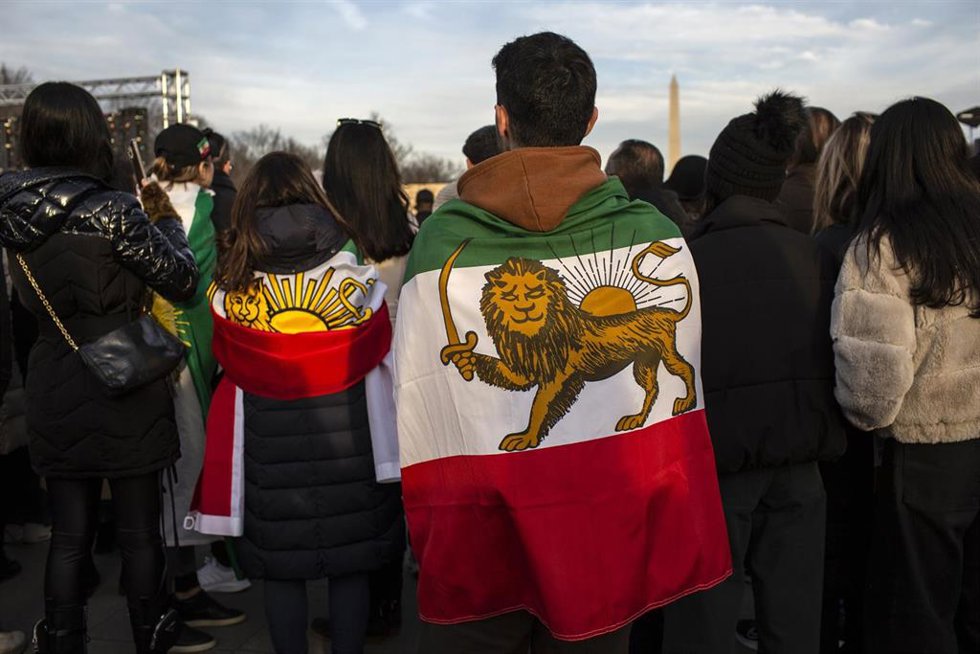 Archivo - Portesta contra el Gobierno de Irán en EEUU con un manifestante utilizando una bandera de antes de 1979