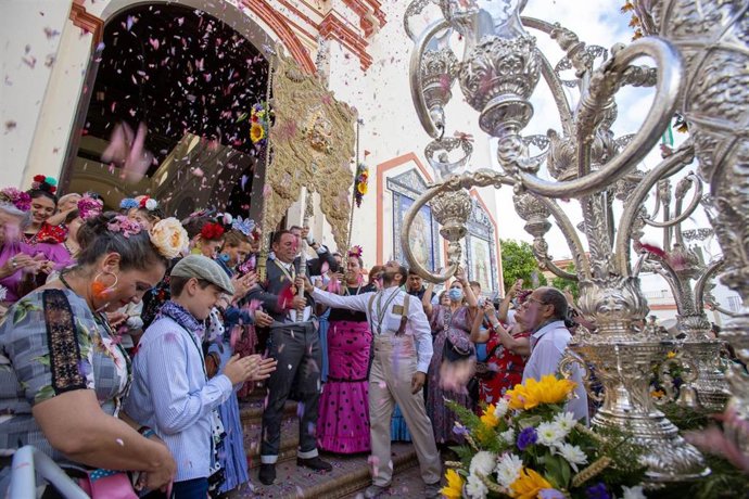 Archivo - Hermandad del Rocío a su paso por Mairena del Aljarafe, en Sevilla.