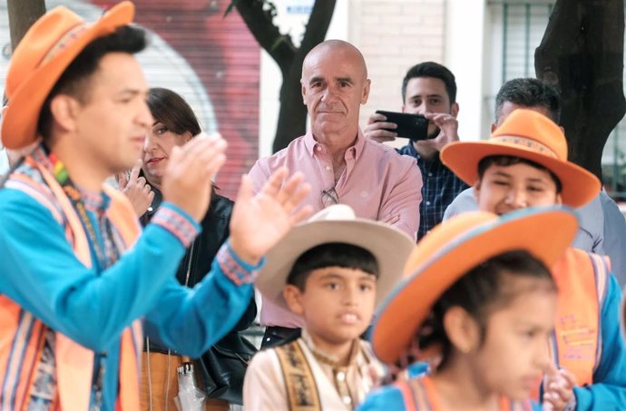 El alcalde y candidato del PSOE a la Alcaldía de Sevilla, Antonio Muñoz, en un acto multicultural en el Distrito Macarena.