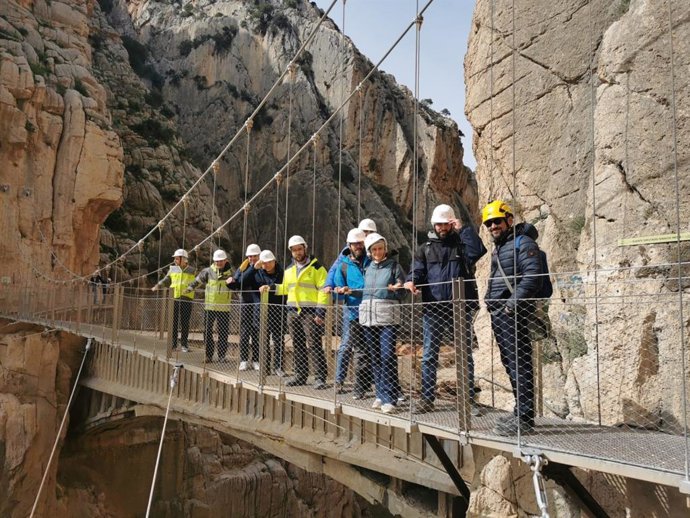 Miembros del equipo de investigación durante una visita técnica al Caminito del Rey.