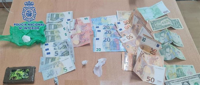 Imagen del dinero y la droga incautados por la Policía Nacional