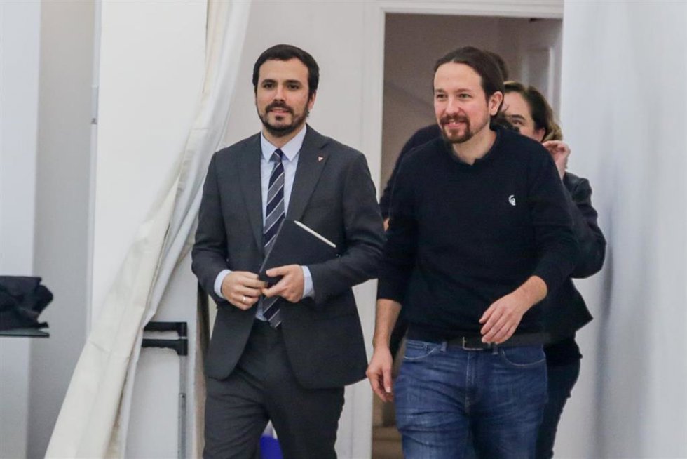 Archivo - El ministro de Consumo, Alberto Garzón, y el vicepresidente segundo del Gobierno y ministro de Derechos Sociales y Agenda 2030, Pablo Iglesias, a 22 de febrero de 2020.