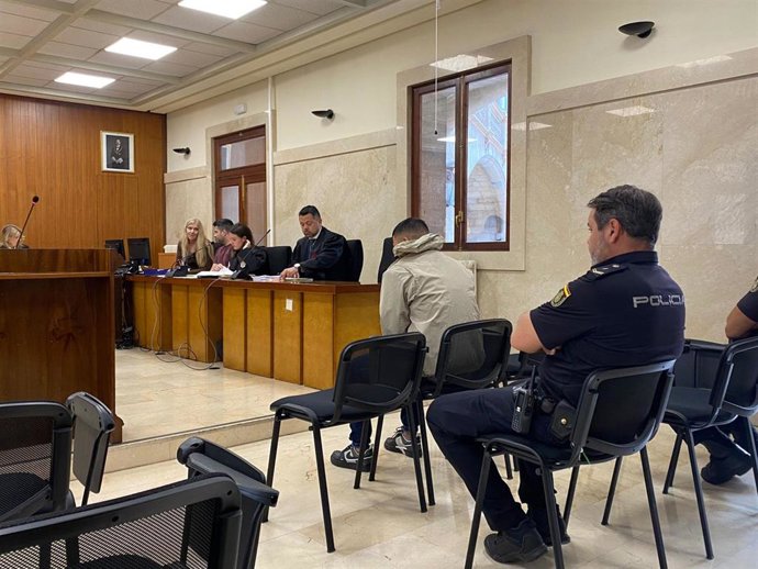 El acusado, sentado antes del juicio.