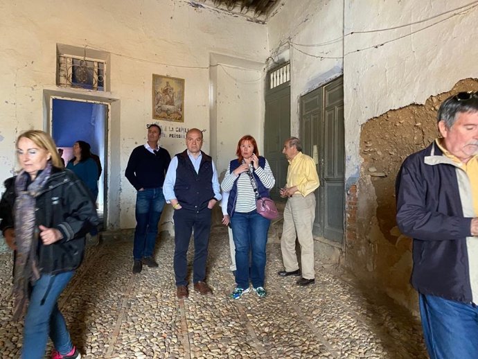 El cabeza de lista de VOX por Zaragoza a las Cortes de Aragón, Santiago Morón, visita Cetina y su Palacio Castillo.