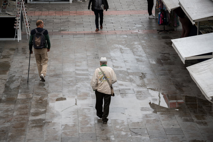 Un hmbre paseando, a 21 de mayo de 2023, en Madrid (España).