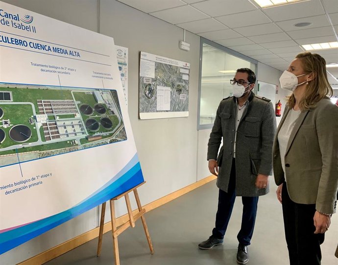 Archivo - La consejera de Medio Ambiente, Ordenación del Territorio y Sostenibilidad, Paloma Martín, acompañada del consejero delegado de Canal de Isabel II, Pascual Fernández, en la Estación Depuradora de Pinto. Archivo.