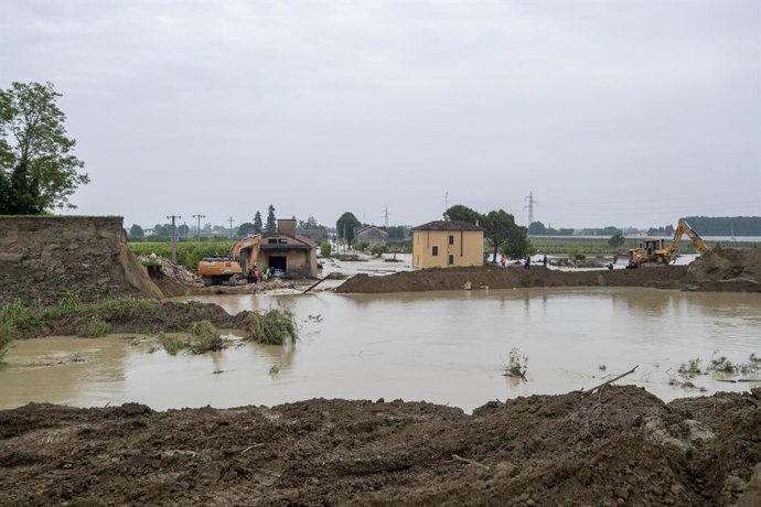 May 20, 2023, LUGO, ITALIA: In localitA CA di Lugo il fiume Sillaro ha rotto l'argine distruggendo una casa e allagato il paese; si cerca di ricostruire l'argine per bloccare l'acqua che sta allagando le campagne circostanti, 20 maggio 2023. In CA di