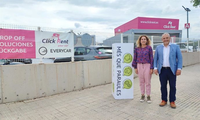 El candidato de MÉS per Mallorca al Consell, Jaume Alzamora, junto a la número dos de su candidatura, Catalina Inés Perelló
