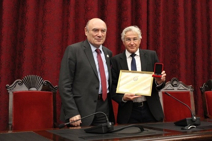 El catedrático de la Universidad de Sevilla (US) y jefe de servicio de Cirugía del Hospital Virgen del Rocío de Sevilla, Javier Padillo, a la derecha, ha sido galardonado por una delegación del Gobierno de Georgia y la Universidad de Tbilisi.