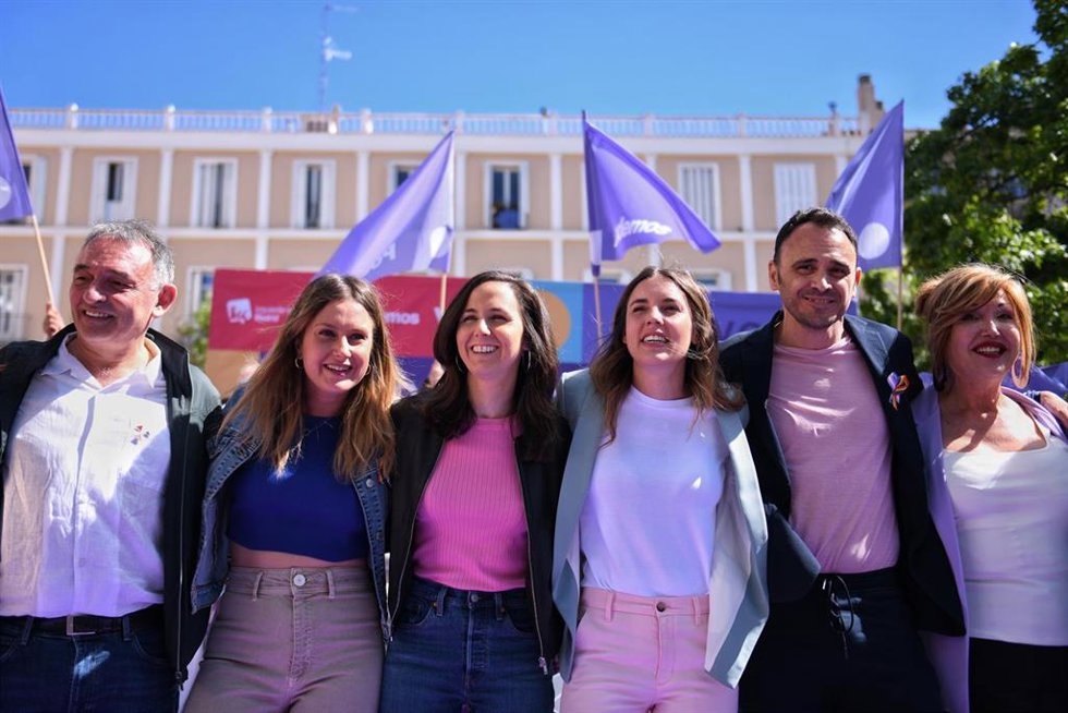 (I-D) El líder del Partido Comunista de España, Enrique Santiago; la candidata de Podemos a la Presidencia de la Comunidad de Madrid, Alejandra Jacinto; la ministra de Derechos Sociales y Agenda 2030, Ione Belarra; la ministra de Igualdad, Irene Montero