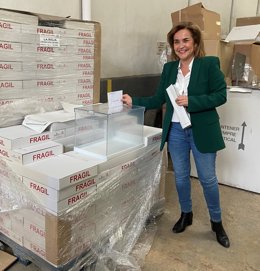La delegada del Gobierno en La Rioja, Beatriz Arraiz, en el almacén logístico de las elecciones
