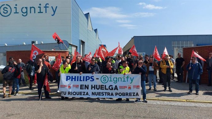 Los trabajadores de Signify en Valladolid realizan paros de una hora para exigir un salario digno.