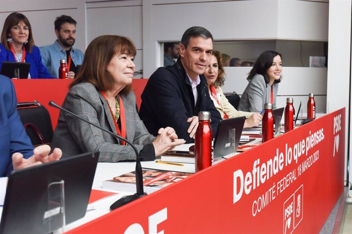 Archivo - (I-D) La presidenta del PSOE, Cristina Narbona; el secretario general del PSOE y presidente del Gobierno, Pedro Sánchez; la ministra de Hacienda y Función Pública, María Jesús Montero; y la secretaria de Igualdad del PSOE, Andrea Fernández; du