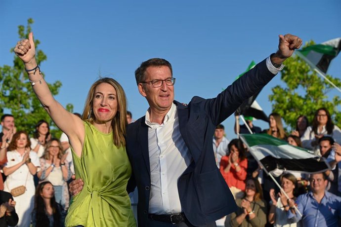 La presidenta del PP de Extremadura y candidata a la Presidencia de la Junta, María Guardiola, y el presidente del PP, Alberto Núñez Feijóo, participan en un acto público en Badajoz