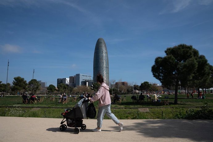Archivo - Una joven pasea con un carrito de bebé el día que comienza la primavera, en el parque de Les Glries, a 20 de marzo de 2023, en Barcelona, Catalunya (España). Esta estación dura aproximadamente 92 días y 18 horas, y termina el 21 de junio con 