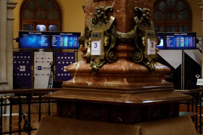 Archivo - Calendario en el Palacio de la Bolsa, a 3 de mayo de 2022, en Madrid (España). El Ibex 35 ha subido un 1,62% en la media sesión de este martes, situándose en 8.573 puntos y con todos sus valores en verde, en una jornada en la que arranca la 